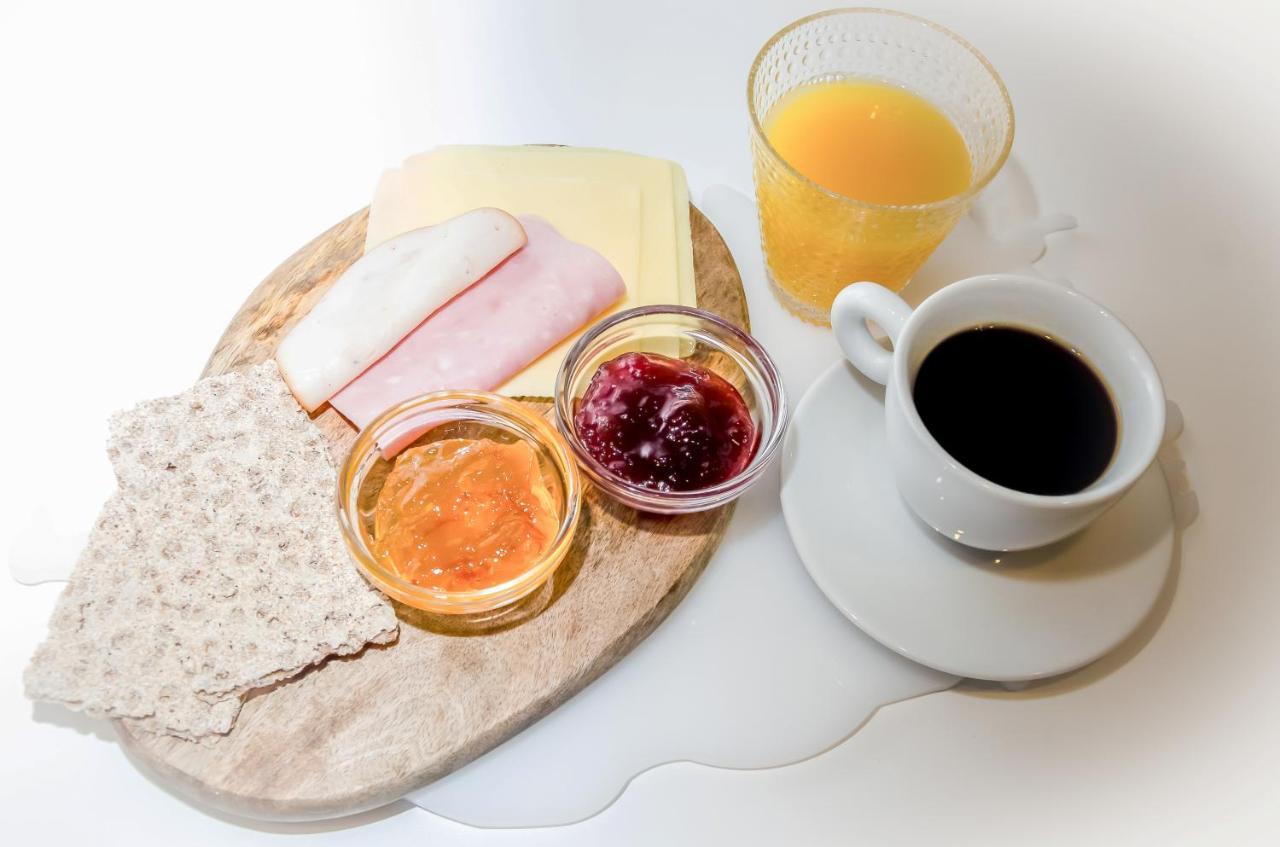 B&B Guesthouse - Bed And Breakfast Keflavik Centre Экстерьер фото
